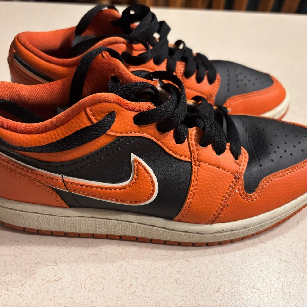 Nike Black and Orange Air Jordan low SE Spirt Spice women’s 7 Shoes